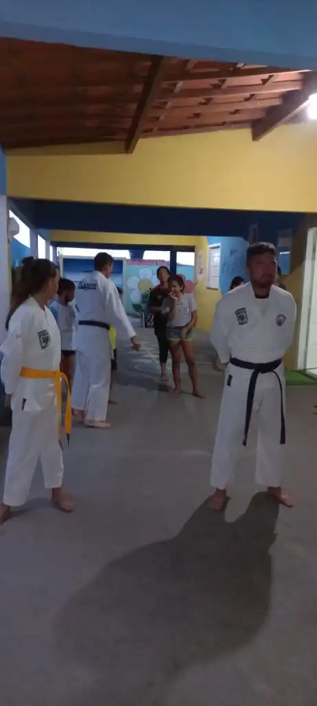 Aula de karatê na sede do instituto com professor Celso Monteiro e alunos em quimono na área coberta