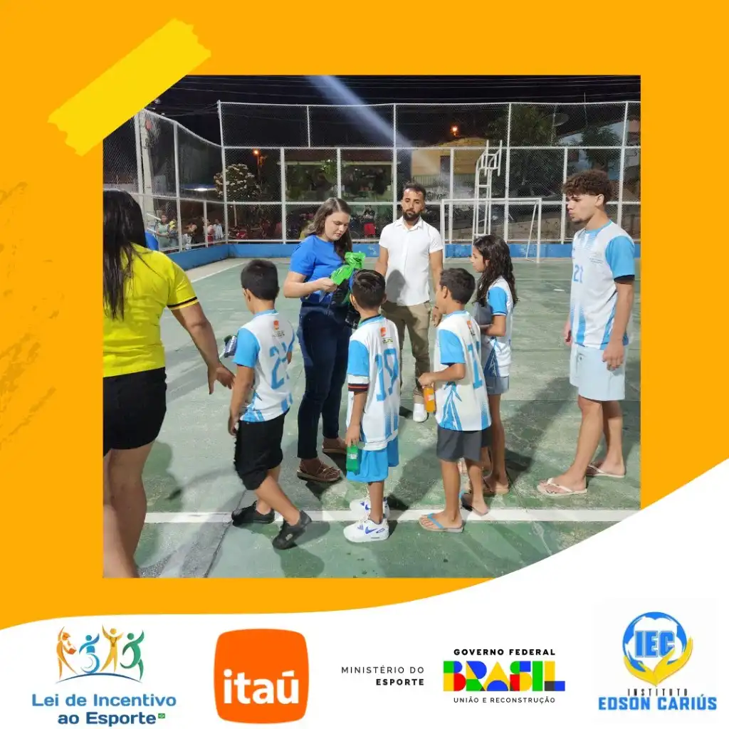 Entrega de uniformes da escolinha de futebol para crianças no campo do Instituto Edson Cariús