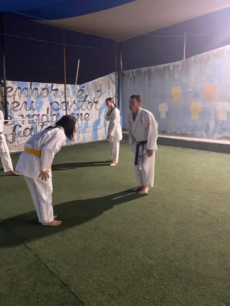 Aluna e professor Celso Monteiro em reverência mútua ao final da aula de karatê